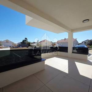 Prizemni apartman s vrtom na Viru | 300 m od mora