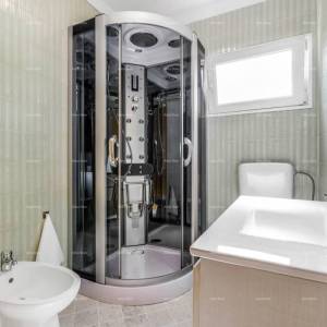 Prodaja dvije povezane kuće u Pomeru