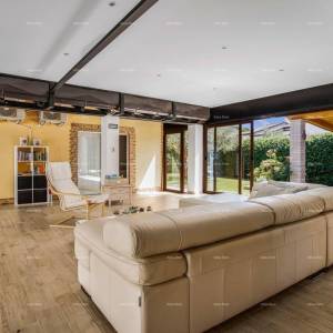 Prodaja dvije povezane kuće u Pomeru