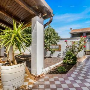 Prodaja dvije povezane kuće u Pomeru