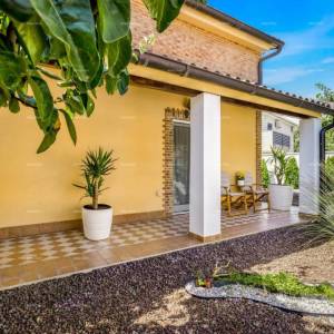 Prodaja dvije povezane kuće u Pomeru