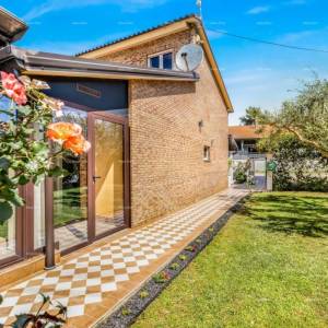 Prodaja dvije povezane kuće u Pomeru