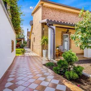 Prodaja dvije povezane kuće u Pomeru