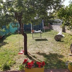 Prodaja- kuća sa konobom, velikom terasom, dva trosobna stana, dvorištem. Odlična prilika za investiranje!