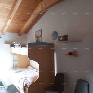 Prodaja- kuća sa konobom, velikom terasom, dva trosobna stana, dvorištem. Odlična prilika za investiranje!