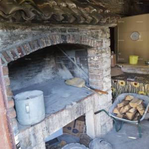 Prodaja- kuća sa konobom, velikom terasom, dva trosobna stana, dvorištem. Odlična prilika za investiranje!