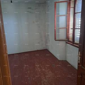 Prodaja- kuća sa konobom, velikom terasom, dva trosobna stana, dvorištem. Odlična prilika za investiranje!