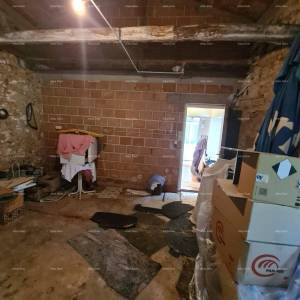 Prodaja kuće sa dvorištem i velikim zemljištem, Barban