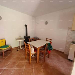 Prodaja kuće sa dvorištem i velikim zemljištem, Barban