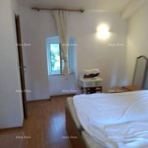 Prodaja kuće sa dvorištem i velikim zemljištem, Barban