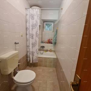 Prodaja kuće sa dvorištem i velikim zemljištem, Barban