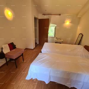 Prodaja kuće sa dvorištem i velikim zemljištem, Barban