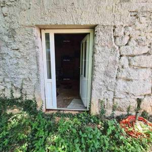 Prodaja kuće sa dvorištem i velikim zemljištem, Barban