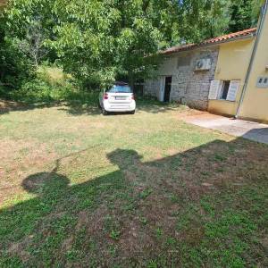 Prodaja kuće sa dvorištem i velikim zemljištem, Barban