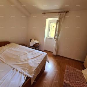 Prodaja kuće sa dvorištem i velikim zemljištem, Barban