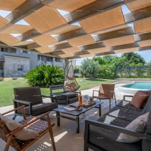 Prodaja - luksuzna vila s bazenom i dodatnim objektom, na prostranoj okućnici, Ližnjan!