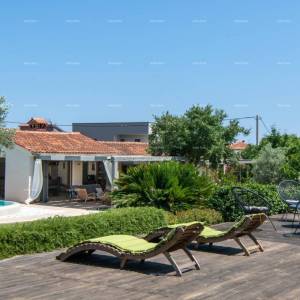 Prodaja - luksuzna vila s bazenom i dodatnim objektom, na prostranoj okućnici, Ližnjan!