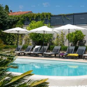 Prodaja - luksuzna vila s bazenom i dodatnim objektom, na prostranoj okućnici, Ližnjan!