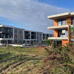 Prodaja-novogradnja! Stan s dvije spavaće sobe i dva parkirna mjesta, Pula, Valdebek!