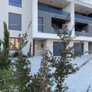 Prodaja-novogradnja! Stan s dvije spavaće sobe i dva parkirna mjesta, Pula, Valdebek!