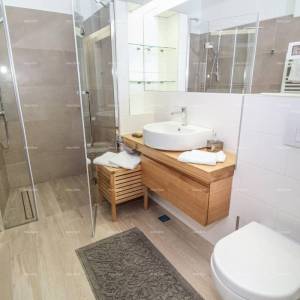 Prodaja predivne, moderno opremljene i renovirane istarske kamene kuće, Bale!