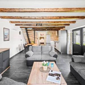 Prodaja prelijepe kamene kuće s bazenom, Baderna, Poreč!