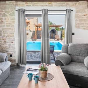 Prodaja prelijepe kamene kuće s bazenom, Baderna, Poreč!