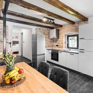 Prodaja prelijepe kamene kuće s bazenom, Baderna, Poreč!