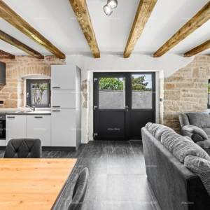 Prodaja prelijepe kamene kuće s bazenom, Baderna, Poreč!