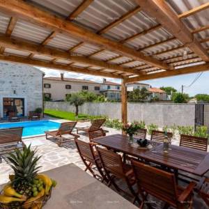 Prodaja prelijepe kamene kuće s bazenom, Baderna, Poreč!