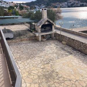 Prodaja - Prvi red do mora! Moderna, prostrana kuća s 4 zasebna stana, garažom i vezom, Rogoznica.