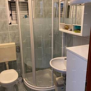 Prodaja - Prvi red do mora! Moderna, prostrana kuća s 4 zasebna stana, garažom i vezom, Rogoznica.