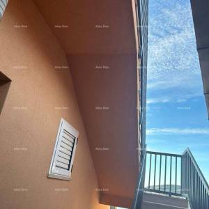 Prodaja - Prvi red do mora! Moderna, prostrana kuća s 4 zasebna stana, garažom i vezom, Rogoznica.