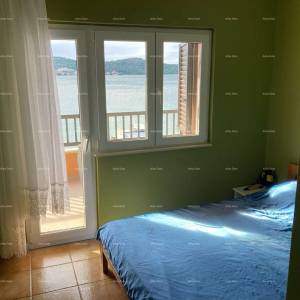 Prodaja - Prvi red do mora! Moderna, prostrana kuća s 4 zasebna stana, garažom i vezom, Rogoznica.