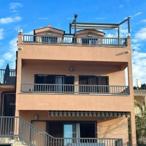 Prodaja - Prvi red do mora! Moderna, prostrana kuća s 4 zasebna stana, garažom i vezom, Rogoznica.