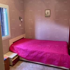 Prodaja - Prvi red do mora! Moderna, prostrana kuća s 4 zasebna stana, garažom i vezom, Rogoznica.