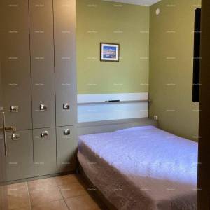 Prodaja - Prvi red do mora! Moderna, prostrana kuća s 4 zasebna stana, garažom i vezom, Rogoznica.