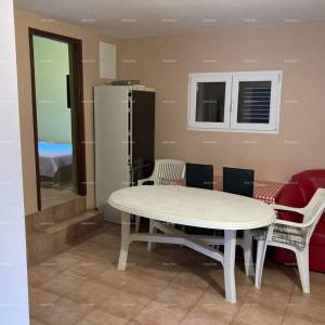 Prodaja - Prvi red do mora! Moderna, prostrana kuća s 4 zasebna stana, garažom i vezom, Rogoznica.