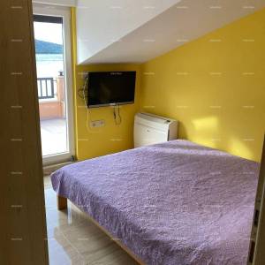 Prodaja - Prvi red do mora! Moderna, prostrana kuća s 4 zasebna stana, garažom i vezom, Rogoznica.