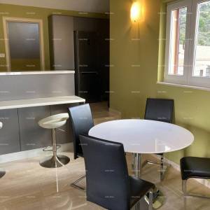 Prodaja - Prvi red do mora! Moderna, prostrana kuća s 4 zasebna stana, garažom i vezom, Rogoznica.