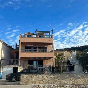 Prodaja - Prvi red do mora! Moderna, prostrana kuća s 4 zasebna stana, garažom i vezom, Rogoznica.