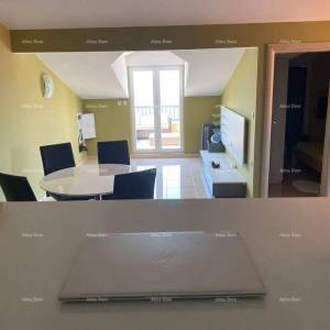 Prodaja - Prvi red do mora! Moderna, prostrana kuća s 4 zasebna stana, garažom i vezom, Rogoznica.