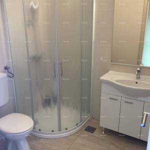 Prodaja - Prvi red do mora! Moderna, prostrana kuća s 4 zasebna stana, garažom i vezom, Rogoznica.