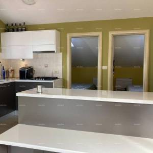 Prodaja - Prvi red do mora! Moderna, prostrana kuća s 4 zasebna stana, garažom i vezom, Rogoznica.