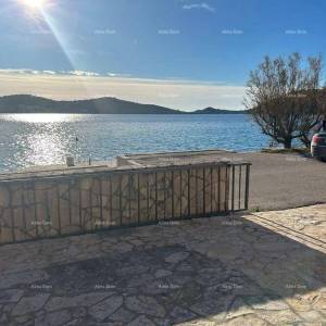 Prodaja - Prvi red do mora! Moderna, prostrana kuća s 4 zasebna stana, garažom i vezom, Rogoznica.