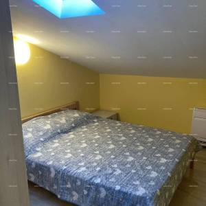 Prodaja - Prvi red do mora! Moderna, prostrana kuća s 4 zasebna stana, garažom i vezom, Rogoznica.