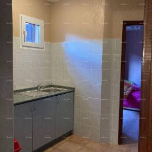 Prodaja - Prvi red do mora! Moderna, prostrana kuća s 4 zasebna stana, garažom i vezom, Rogoznica.