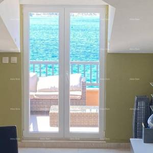 Prodaja - Prvi red do mora! Moderna, prostrana kuća s 4 zasebna stana, garažom i vezom, Rogoznica.