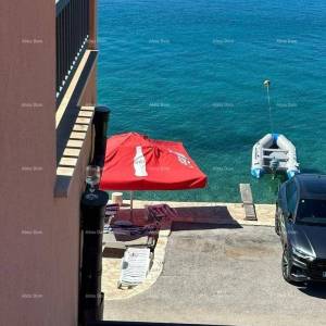 Prodaja - Prvi red do mora! Moderna, prostrana kuća s 4 zasebna stana, garažom i vezom, Rogoznica.