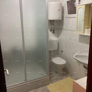 Prodaja - Prvi red do mora! Moderna, prostrana kuća s 4 zasebna stana, garažom i vezom, Rogoznica.